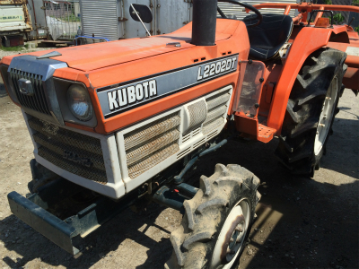 used farm tractor KUBOTA L2202D